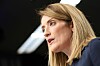 Roberta Metsola talar i profil mot en mörk bakgrund.