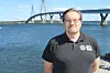 Man står vid havet med Replotbron bakom sig i Kvarken.