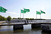 Stadens gröna flaggor på en bro över vattnet i Raseborg.