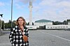 Tuula Lahti står på ett stenlagt torg framför Aalto-centret i Seinäjoki.