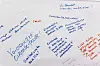 Färgglada handskrivna anteckningar och skisser på en vit whiteboard.
