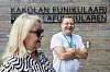 Två personer framför en skylt för Kakolafunikularen i Åbo.