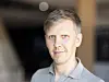 Porträtt av Antti Värtö, pedagogisk expert på Helsingfors stad.