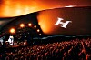 Publikhav framför en upplyst konsertscen på Huvila, med en stor Huvila-logotyp på taket.