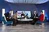 Fyra personer deltar i en paneldiskussion i en upplyst tv-studio.